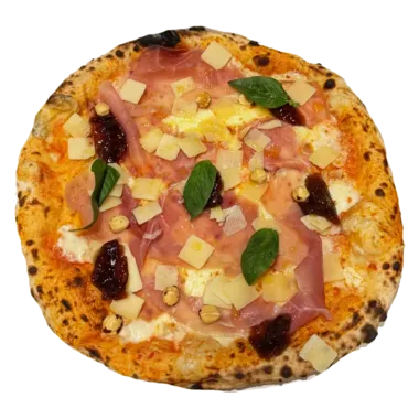 Pizza Giulia — San Marzano, mozzarella fior di latte, jambon de Parme, confiture de figues, éclats de noisettes, basilic, parmesan