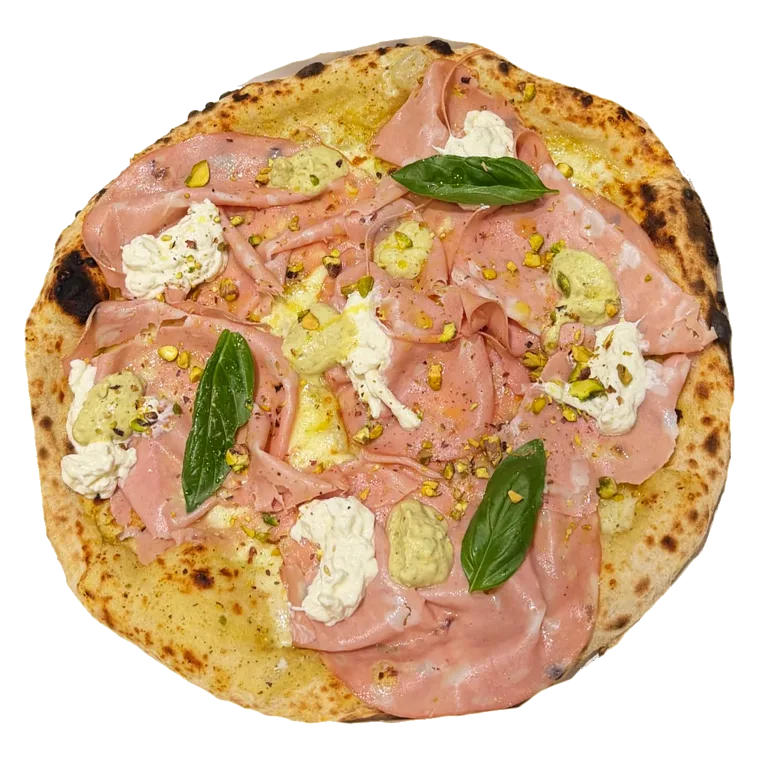 Pizza Pistacchio — crème de pistaches, mozzarella fior di latte, mortadelle, stracciatella, pesto de pistaches, éclats de pistaches, basilic